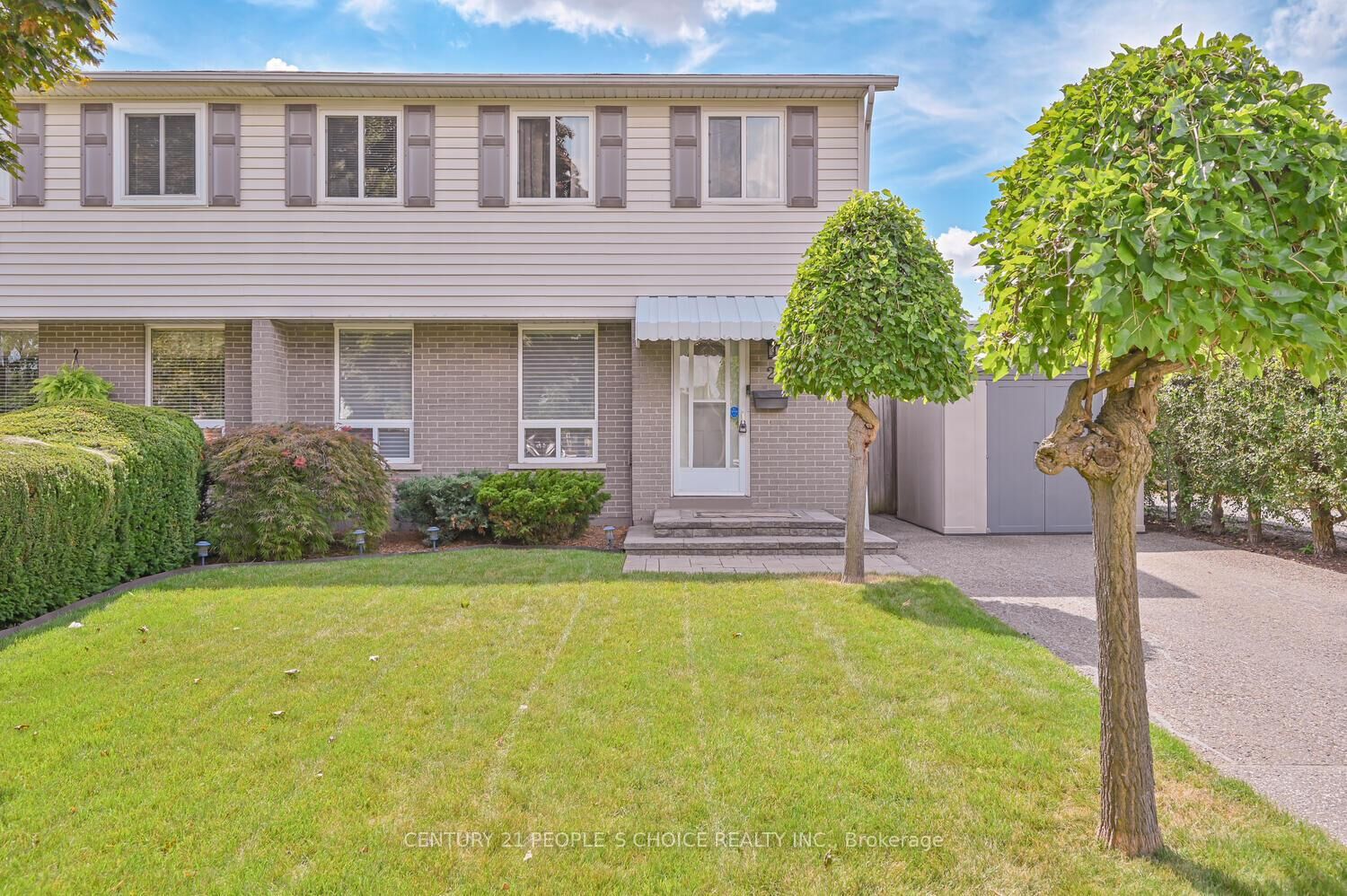 Property Photo: 2 Fontaine Court ON L6T 3J2