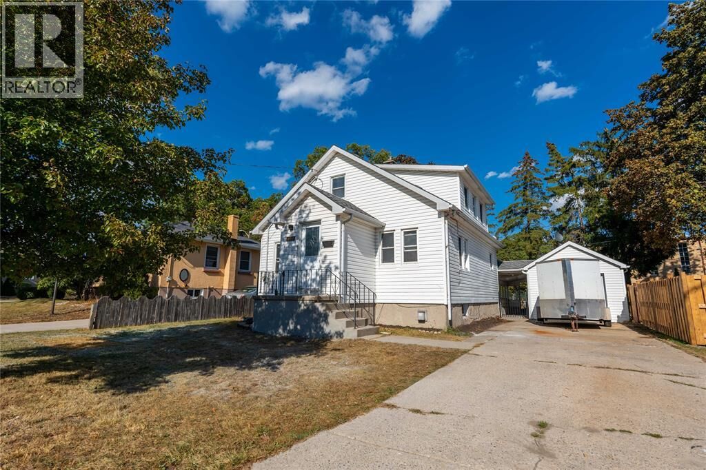 Photo de la propriété:  1012 Ellwood Avenue  ON N7V 3G3 