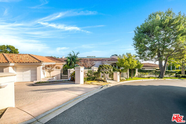 Property Photo: 1136 Calle Vista Dr CA 90210