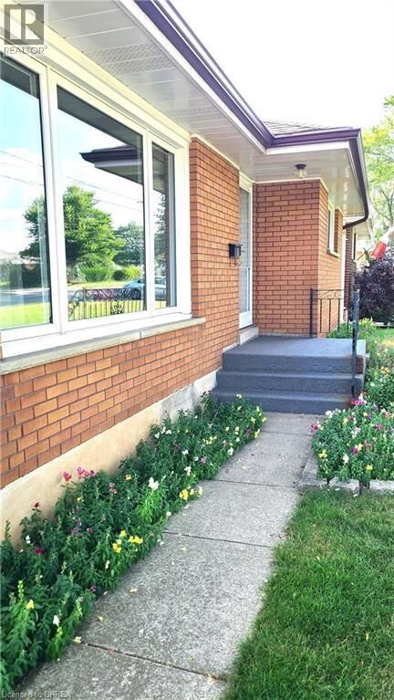 Photo de la propriété:  8 Waddington Street  ON N3R 2R1 