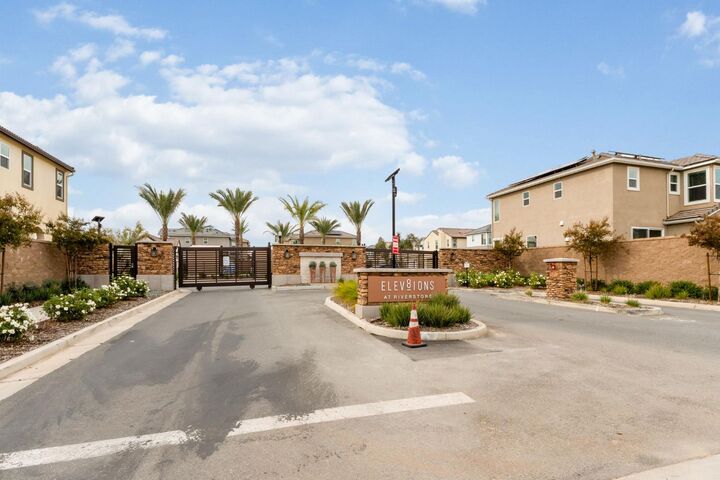 Property Photo: 1106 Significant Way W CA 93636