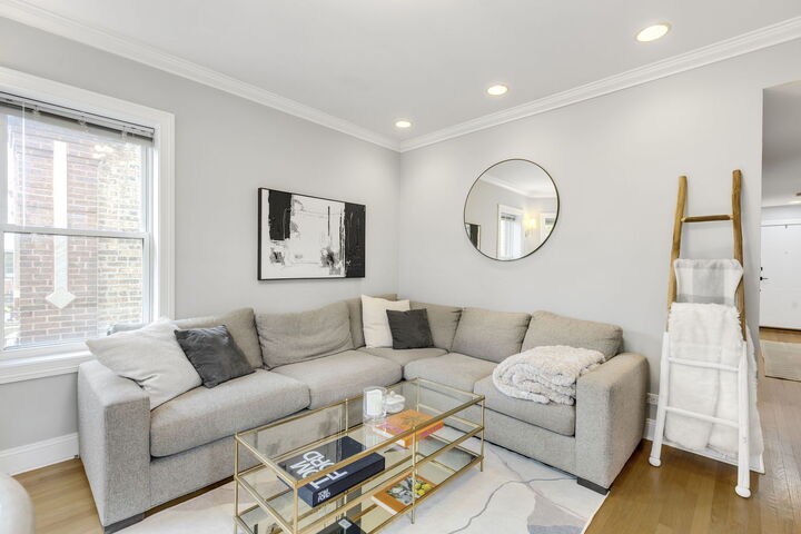 Property Photo:  1250 W Cornelia Avenue 3S  IL 60657 