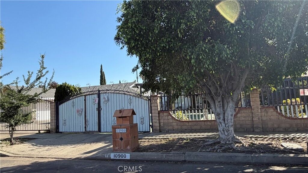 Property Photo:  10900 Goss  CA 91352 