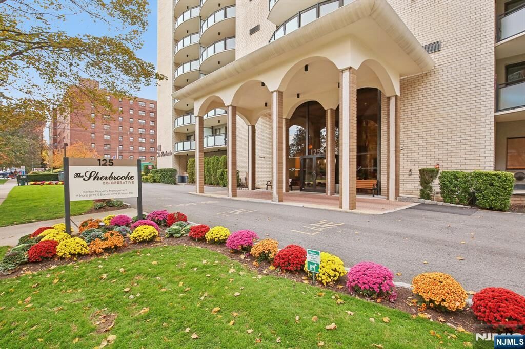 Property Photo:  125 Prospect Avenue 17G  NJ 07601 