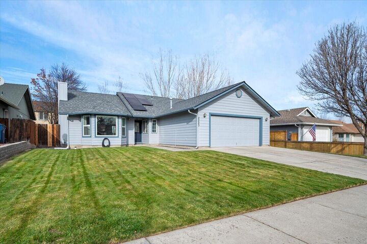 Property Photo:  2223 NW Jackpine Court  OR 97756 