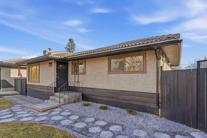 2018 Cottonwood Crescent SE  Calgary AB T2B 1R1 photo