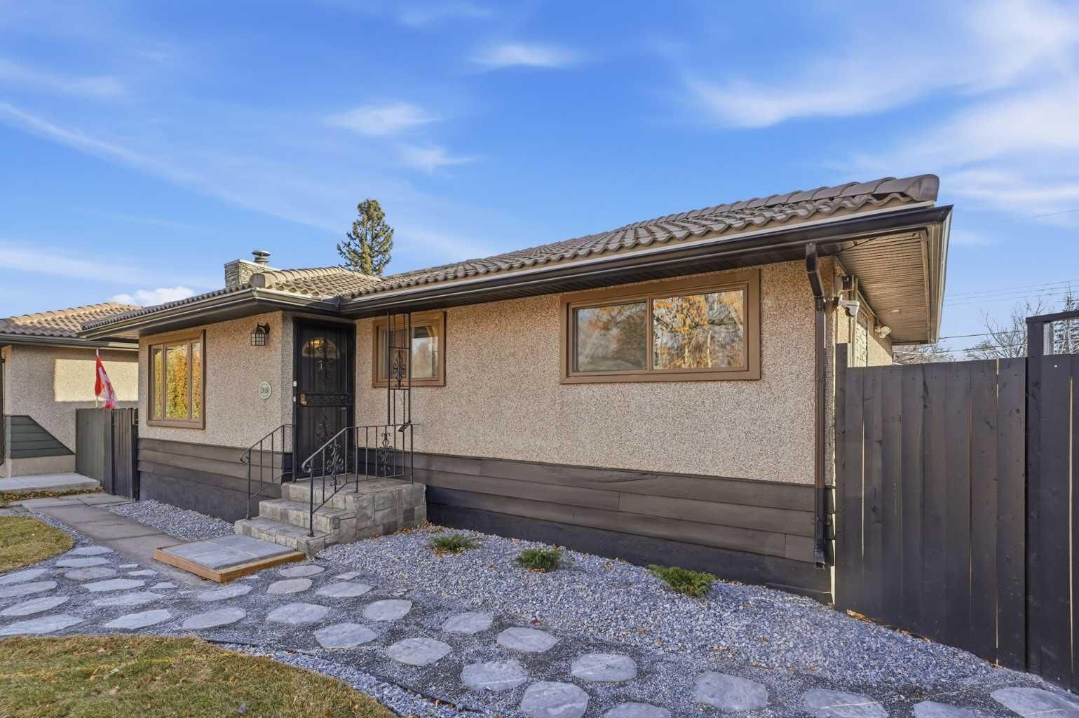 Photo de la propriété:  2018 Cottonwood Crescent SE  AB T2B 1R1 