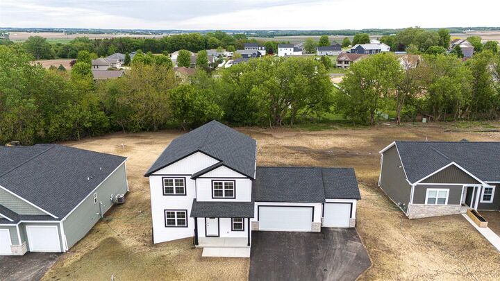 Property Photo:  414 Ridge Court  WI 53576 