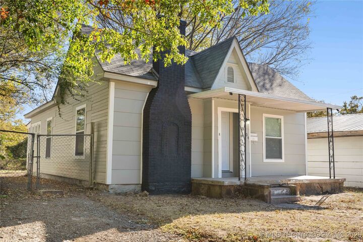 Property Photo:  304 N 11th St  OK 74401 