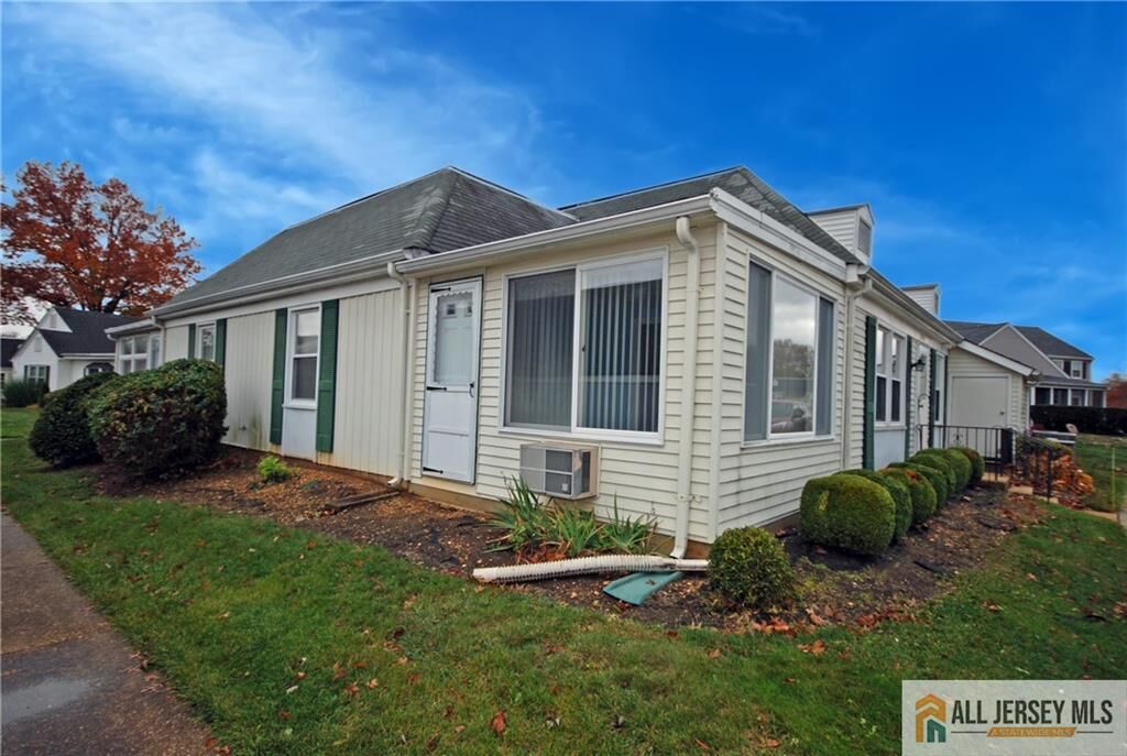 Property Photo:  174 Portland Lane 174D  NJ 08831 