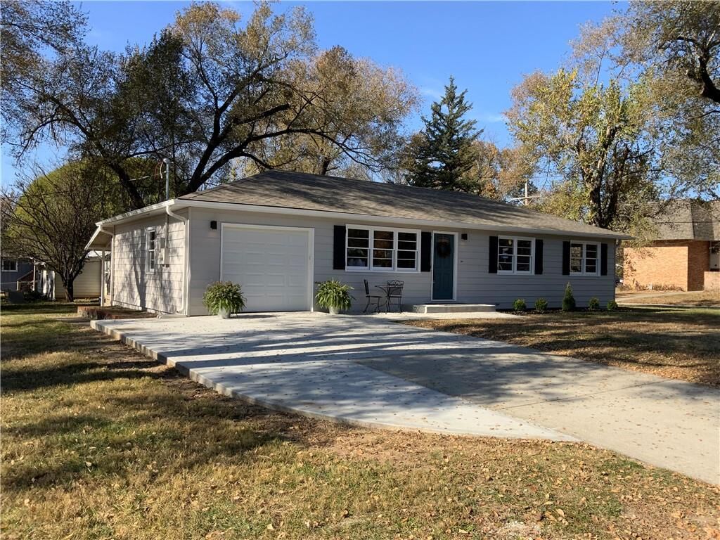 Property Photo: 318 N Park Street KS 66012