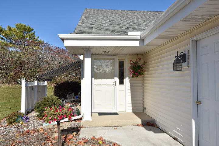 Property Photo:  1875 Woodview Cir  WI 53074 