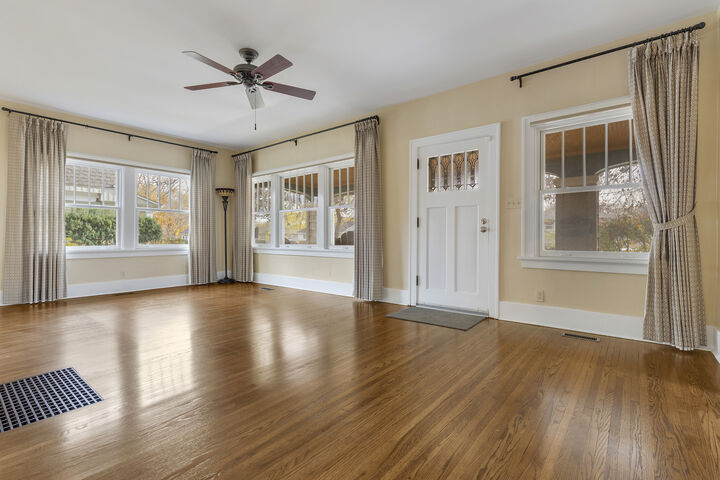 Property Photo: 518 South Street IL 60118