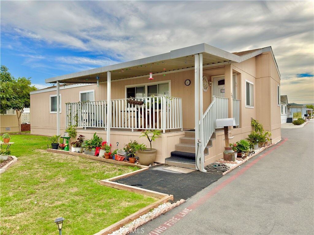 Property Photo:  28 Walnut 28  CA 92801 