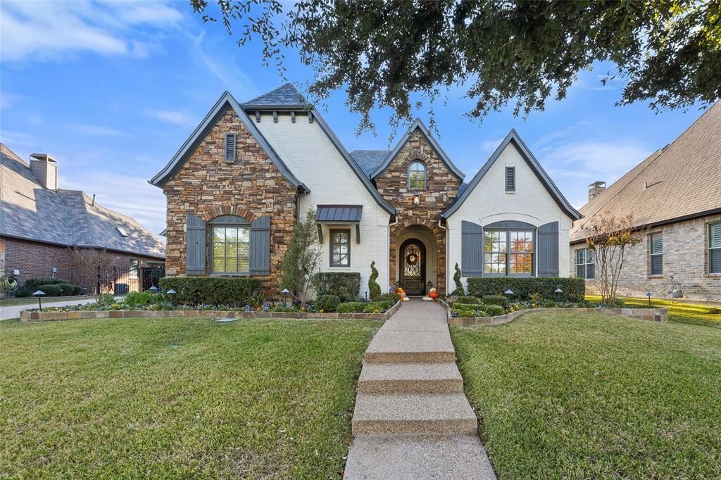 Property Photo:  2202 Stonebridge Lane  TX 76063 