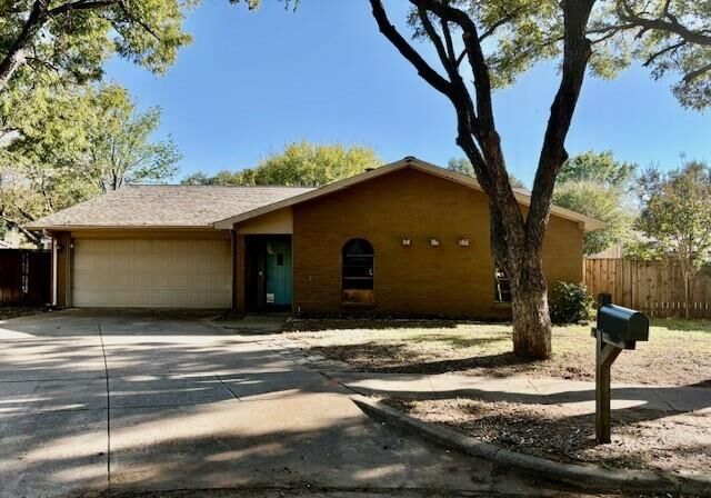 Property Photo: 4102 Foxmoor Court TX 76016