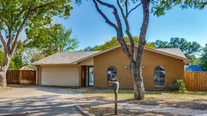 Property Photo: 4102 Foxmoor Court TX 76016