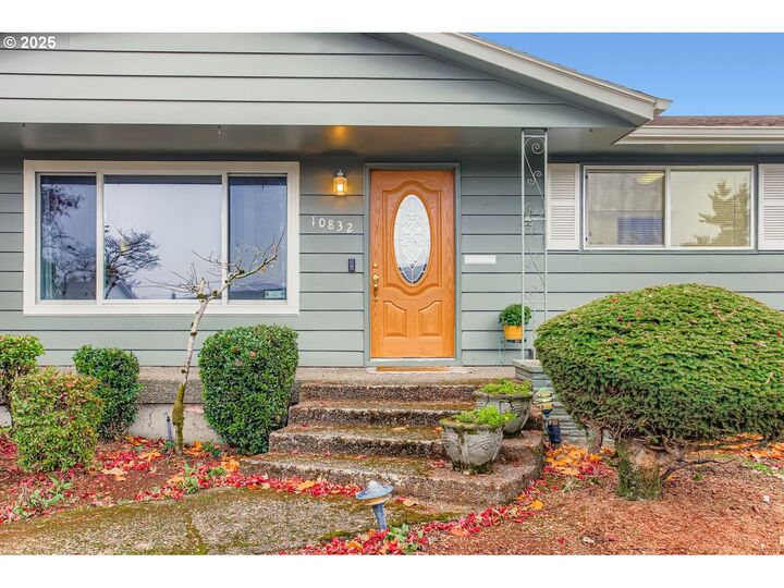 Property Photo:  10832 SE Stephens St  OR 97216 