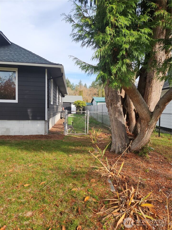 Property Photo:  403  Louviers Avenue  WA 98327 
