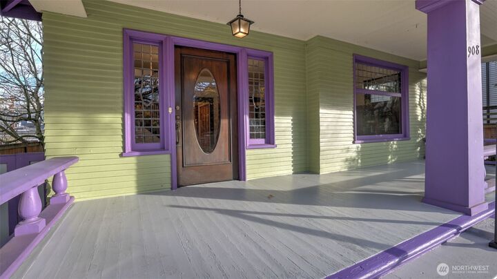 Property Photo:  908  15th Avenue E  WA 98112 