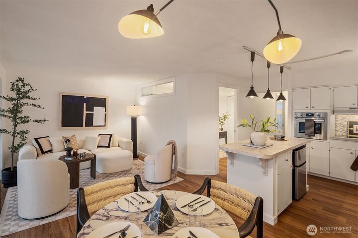 Property Photo:  1740  Melrose Avenue 703  WA 98122 