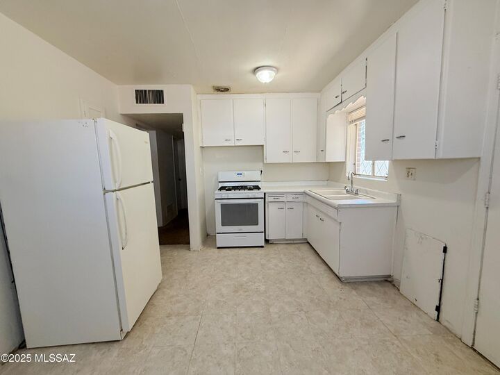 Property Photo: 2538 E Glenn Street AZ 85716