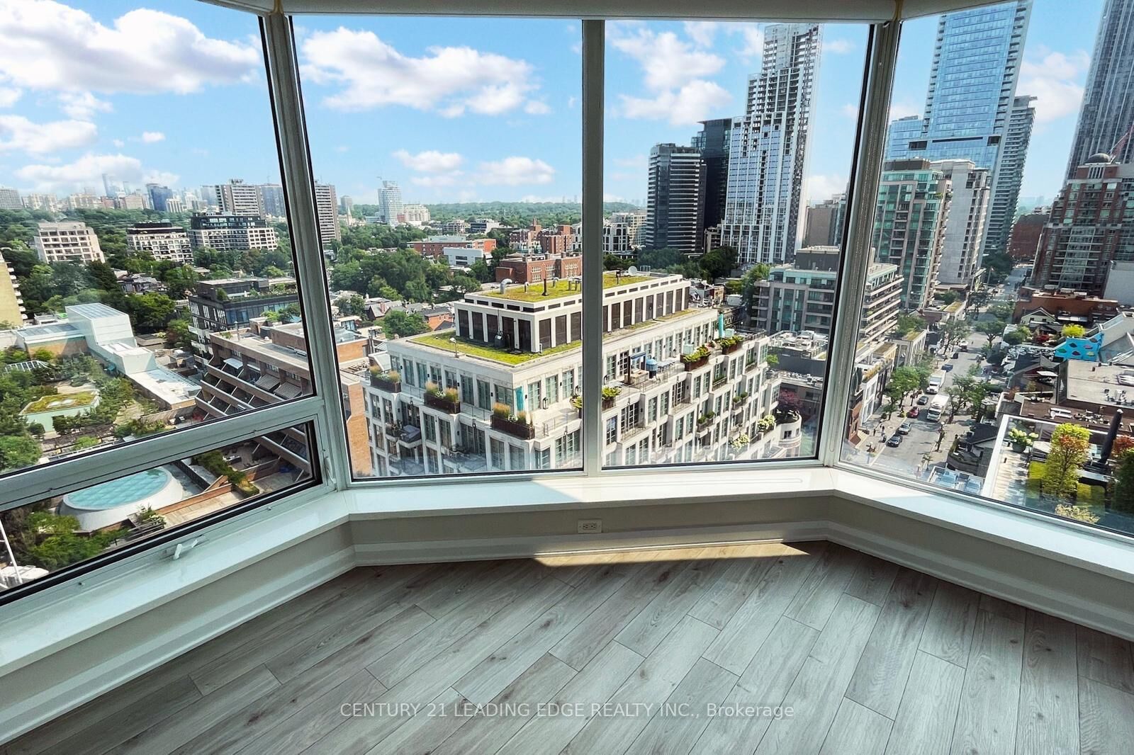 Property Photo:  155 Yorkville Avenue 1704  ON M5R 0B4 