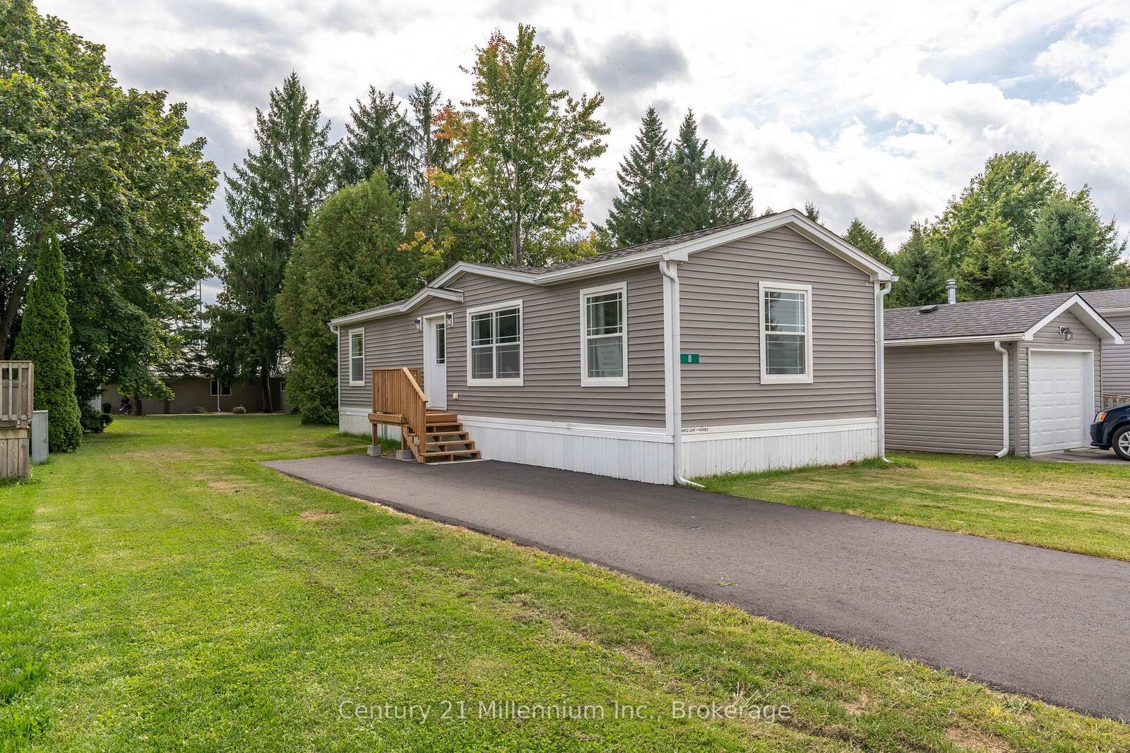 Property Photo: 8 Sussex Square ON N4K 5N5