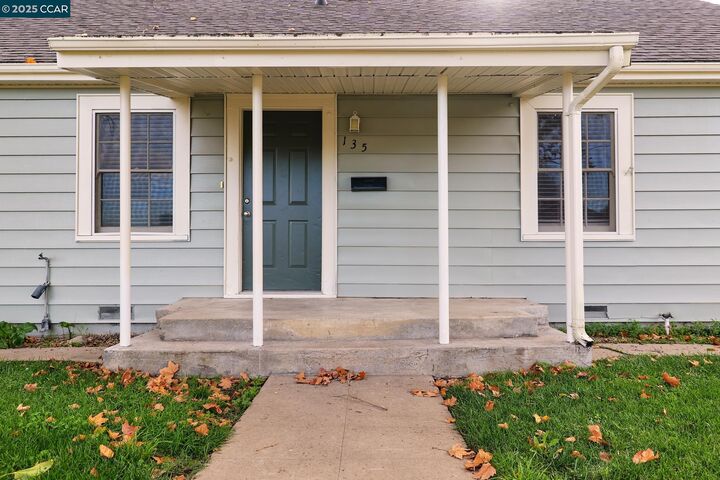 Property Photo:  135 N 5th St  CA 94571 