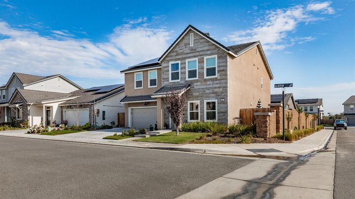 Property Photo: 379 Aria S CA 93636