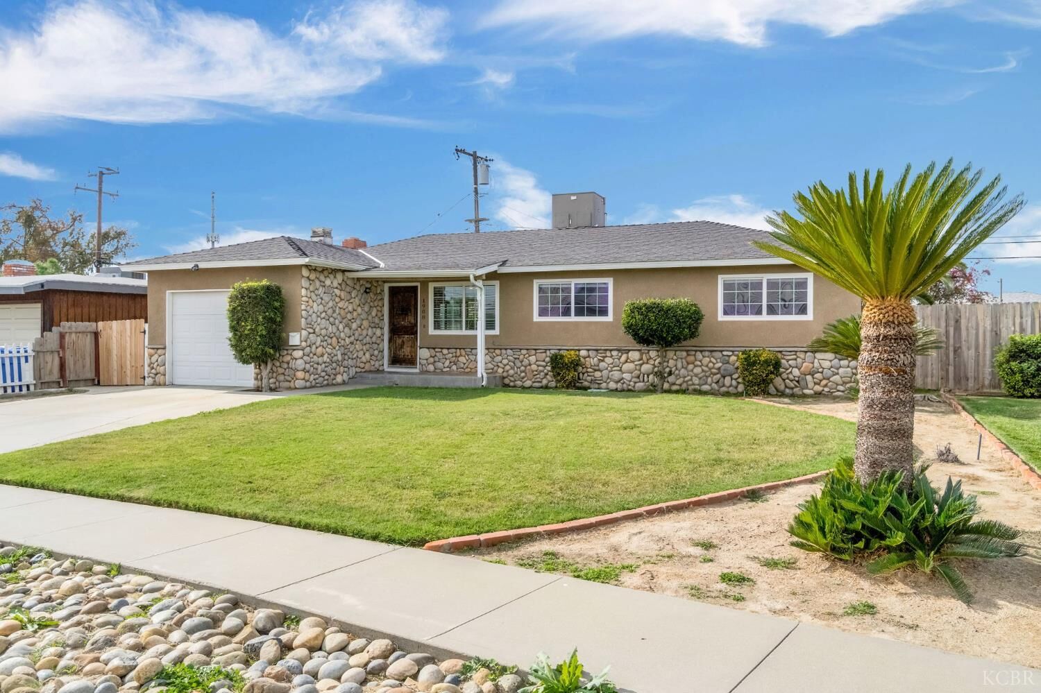 Property Photo: 1908 N Waukena Way CA 93230