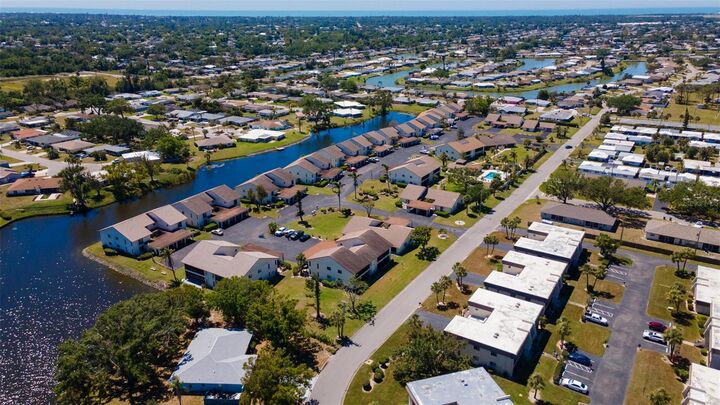 Property Photo: 1770 Lake Place 1770D FL 34293