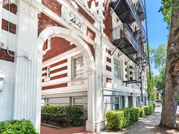 Property Photo: 1811 NW Couch St 407 OR 97209