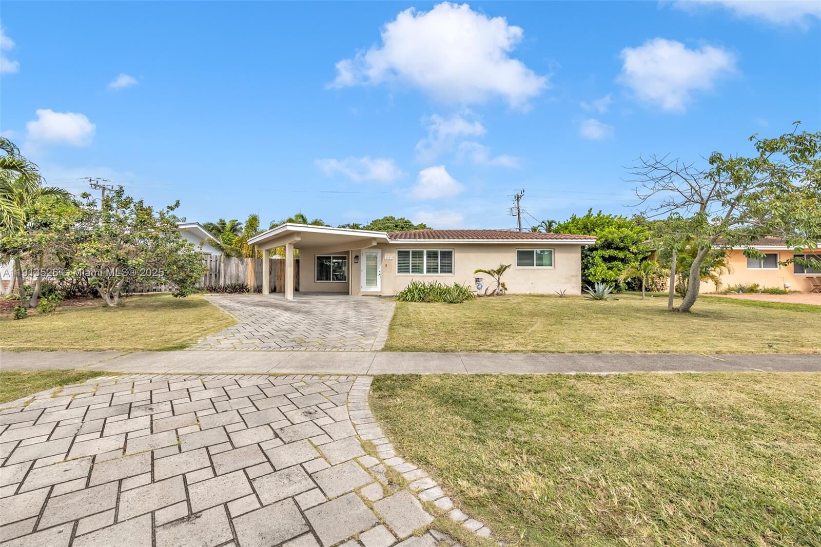 Property Photo:  2221 NE 61st Ct  FL 33308 