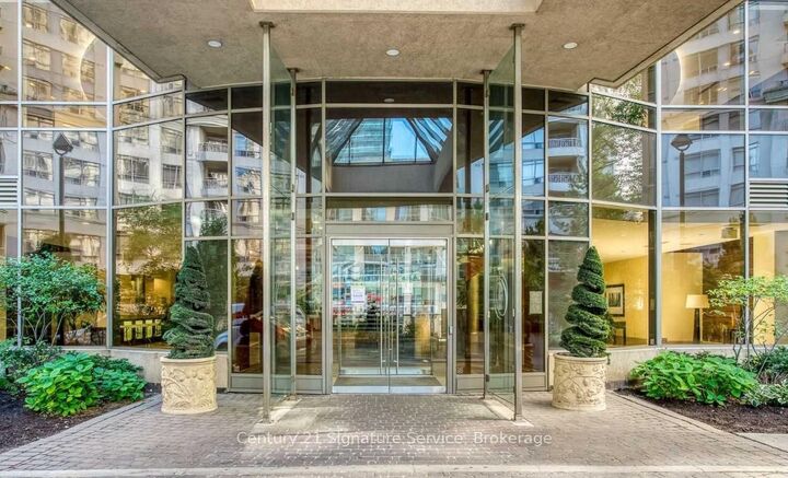 Property Photo: 3880 Duke Of York Boulevard 1908 ON L5B 4M7