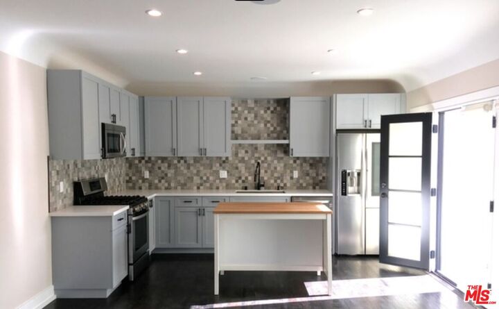 Property Photo:  1180 S Tremaine Ave  CA 90019 