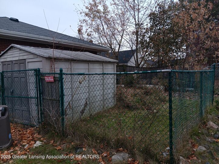 Property Photo:  1007 N Foster Avenue  MI 48912 