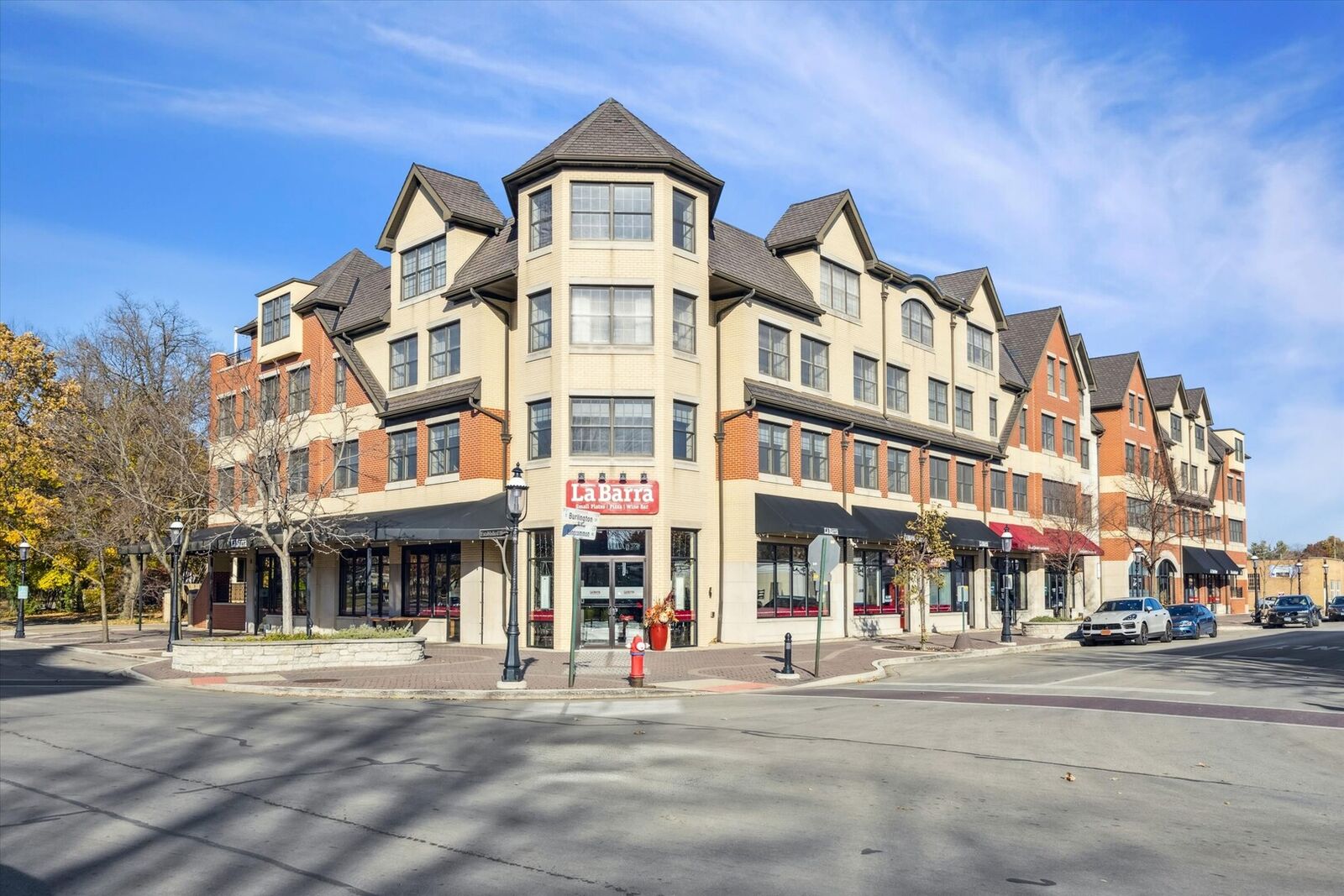 Property Photo:  10 E Burlington Street 3C  IL 60546 