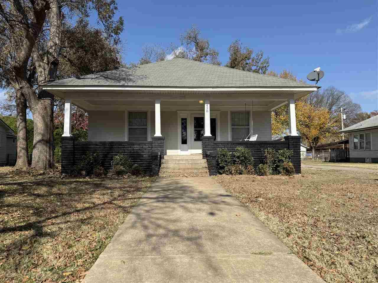 Property Photo:  438 E Blackwell  OK 74631 