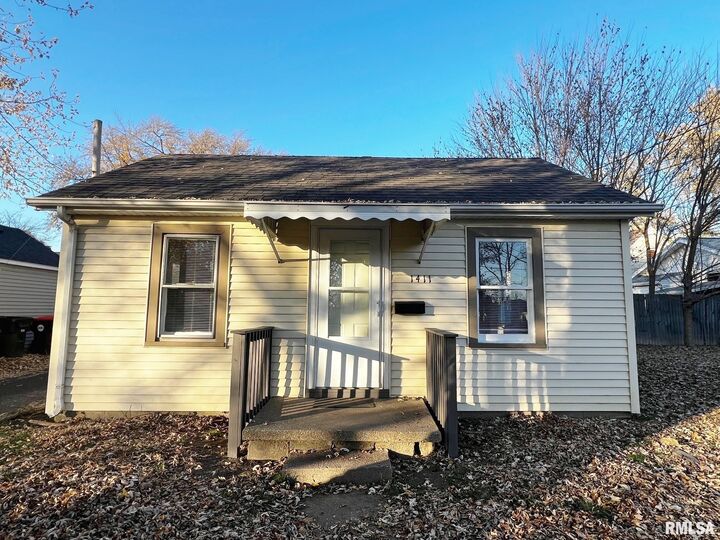 Property Photo: 1411 E Crestwood Drive IL 61614
