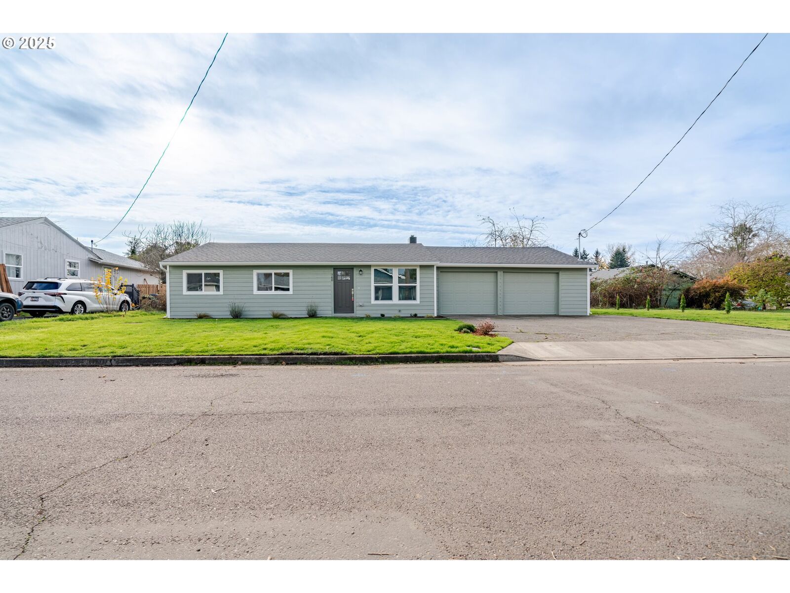 Property Photo: 760 E Elmore St OR 97355