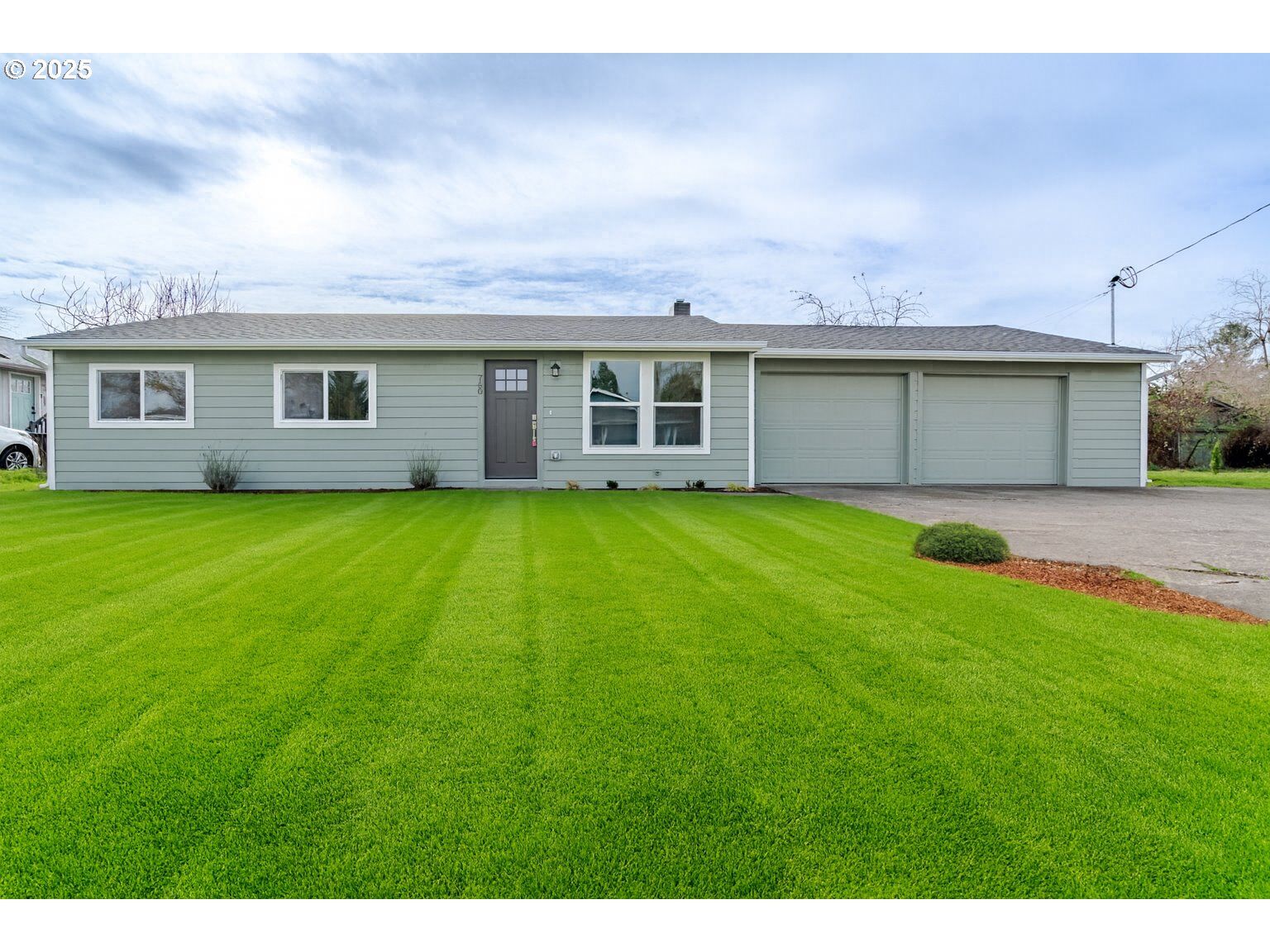 Property Photo: 760 E Elmore St OR 97355