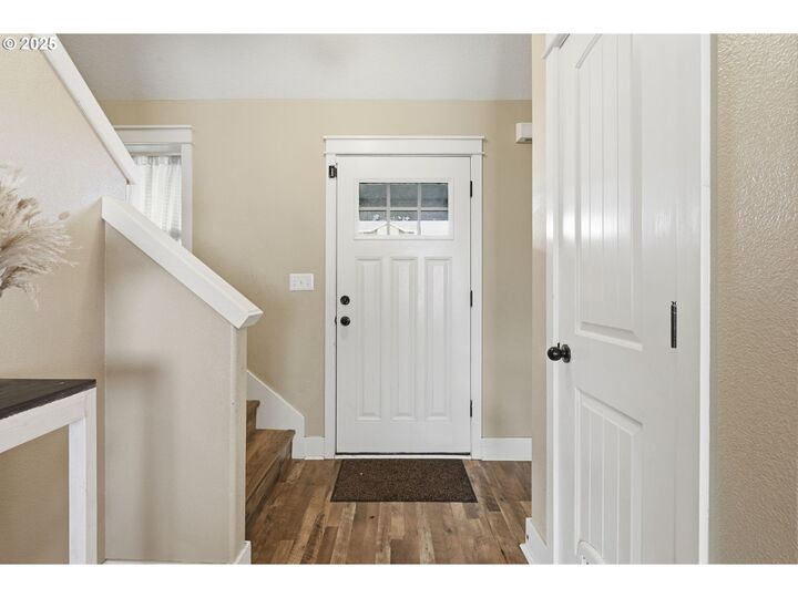 Property Photo:  967 E 16th St  OR 97127 