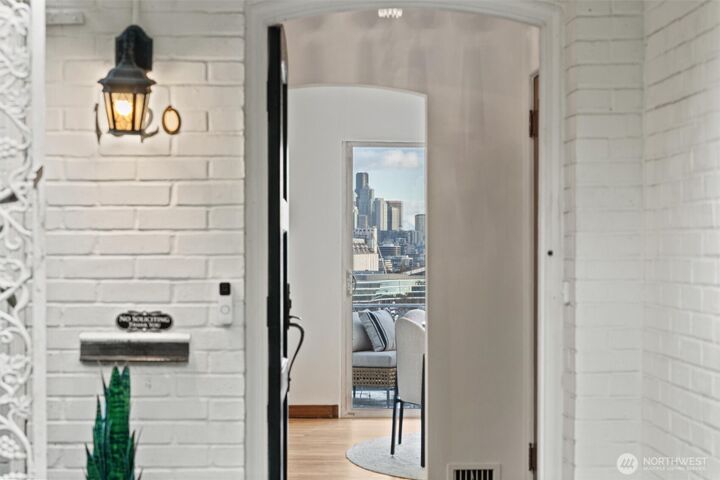 Property Photo:  1820 W Magnolia Way W  WA 98199 