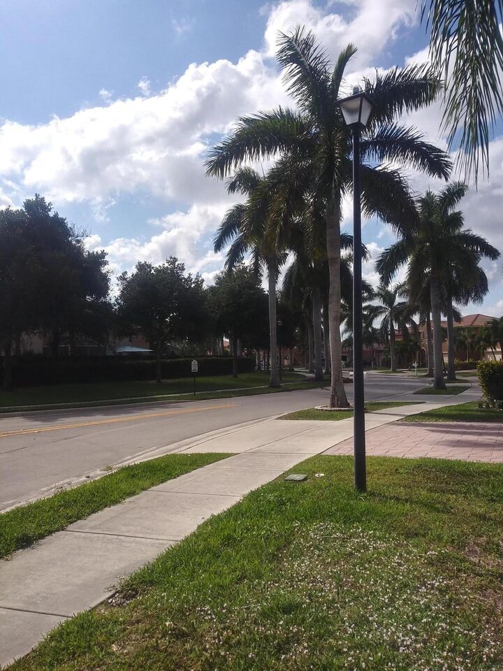 Property Photo: 4015 Banyan Trails Drive FL 33073