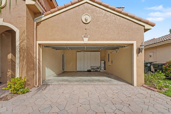 Property Photo:  4015 Banyan Trails Drive  FL 33073 