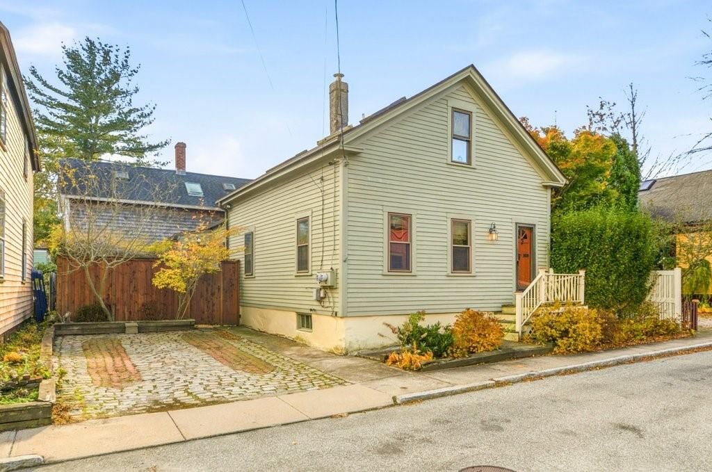 Property Photo:  6 Sunshine Court  RI 02840 