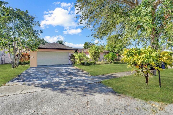 Property Photo:  2350 E Lake Miramar Cir  FL 33025 