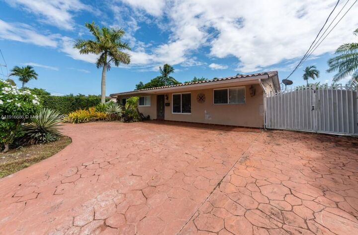 Property Photo: 10260 SW 48th St FL 33165