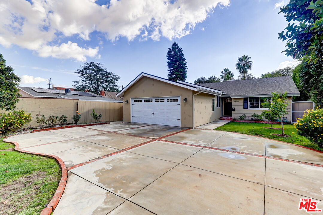 Property Photo:  14716 Cumpston St  CA 91411 